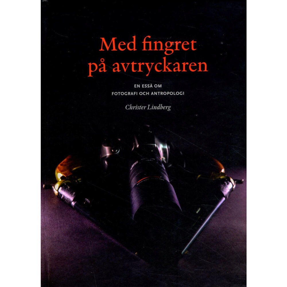 Christer Lindberg Med fingret på avtryckaren : en essä om fotografi och antropologi (inbunden)
