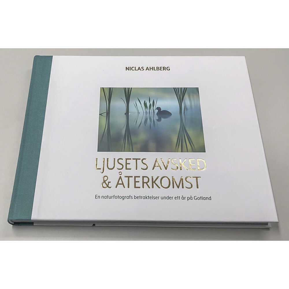 Niclas Ahlberg Ljusets avsked och återkomst : en naturfotografs betraktelser under ett år på Gotland (bok, halvfranskt)