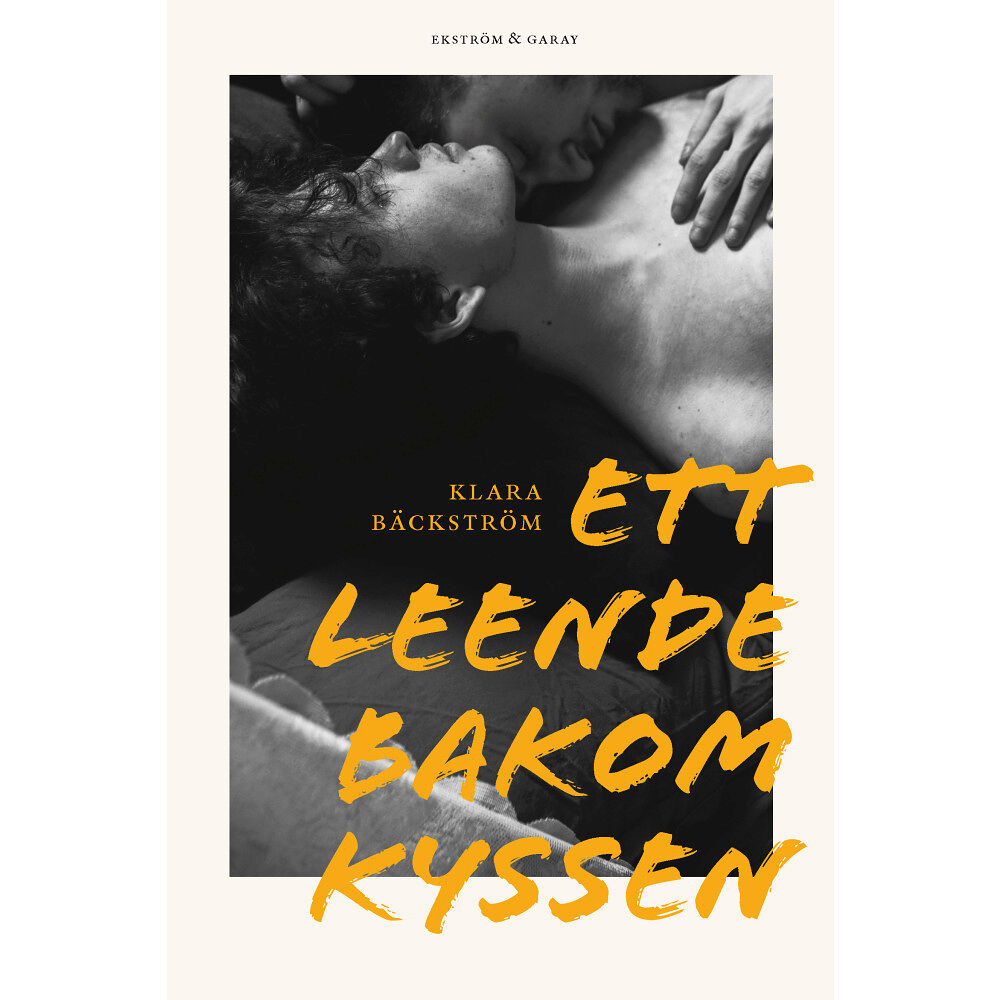 Klara Bäckström Ett leende bakom kyssen (häftad)