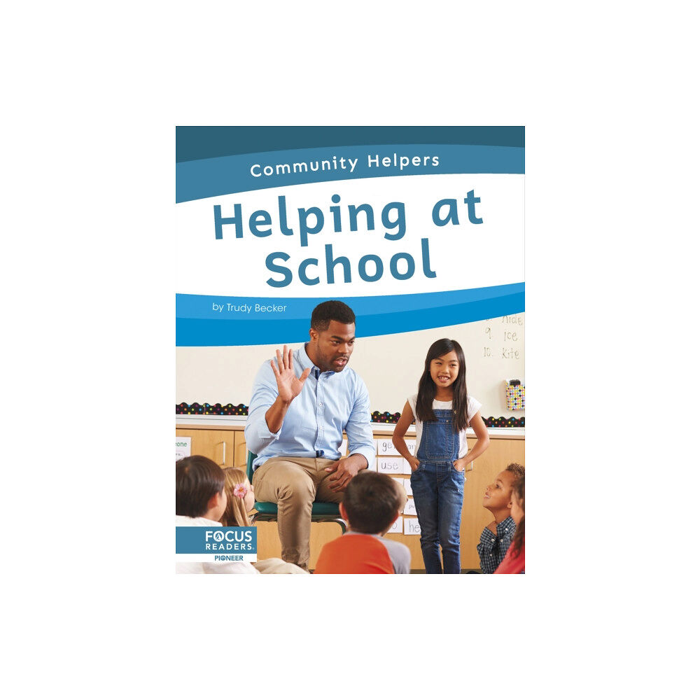 North Star Editions Community Helpers: Helping at School (häftad, eng)