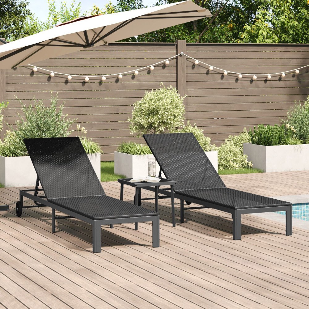 vidaXL Solstolar 2 st med hjul och bord Svart Poly Rattan