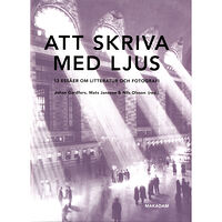 Makadam förlag Att skriva med ljus. 13 essäer om litteratur och fotografi (bok, kartonnage)