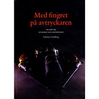 Christer Lindberg Med fingret på avtryckaren : en essä om fotografi och antropologi (inbunden)