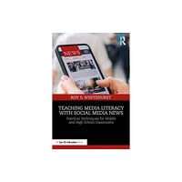 Taylor & francis ltd Teaching Media Literacy with Social Media News (häftad, eng)