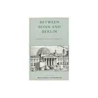 Rowman & littlefield Between Bonn and Berlin (häftad, eng)