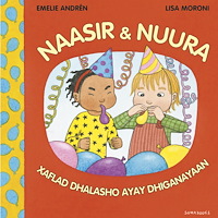 Somabooks Förlag Naasir & Nuura xaflad dhalasho ayay dhiganayaan (bok, board book, som)