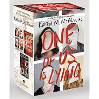 Karen M. McManus One of Us Is Lying Series Boxed Set: One of Us Is Lying; One of Us Is Next; One of Us Is Back (inbunden, eng)